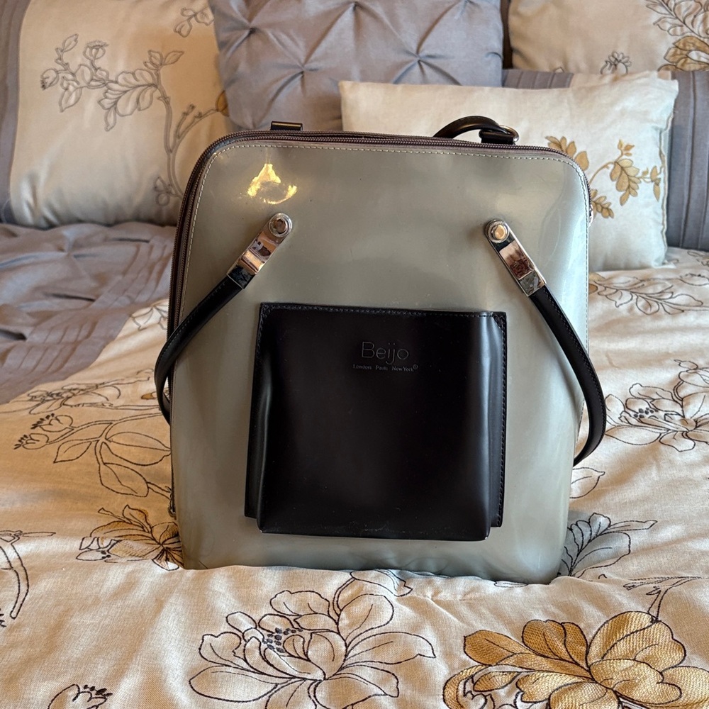 Beijo light taupe with a brown pocket